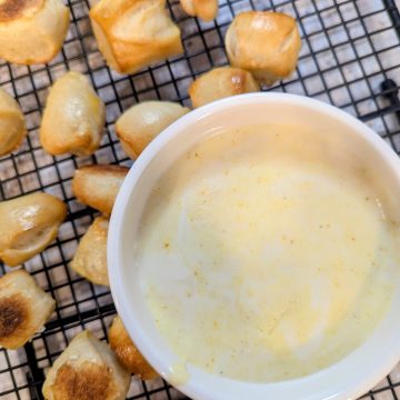Cheese sauce for pretzels with pretzel bites